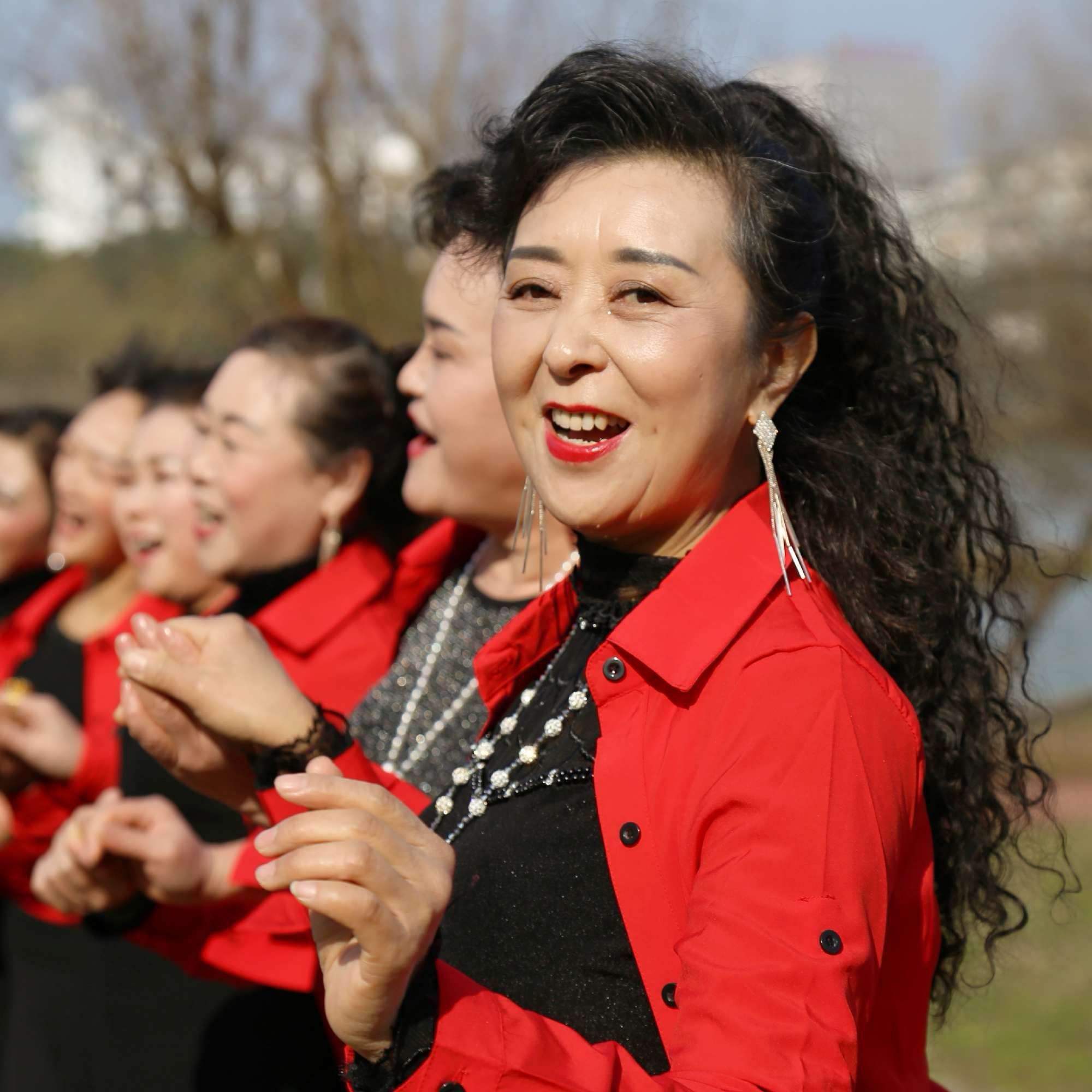 红红火火连胜中：女队表现出色，豪取胜利